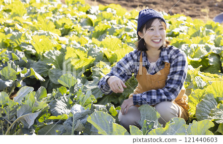農民在田間勞動的景象 121440603