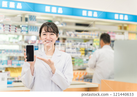 有智慧型手機的女性藥劑師（醫學筆記本、應用程式、處方、手機） 121440633