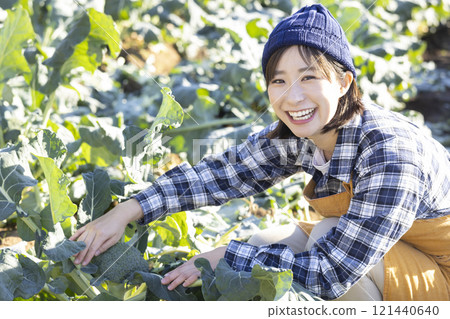 在田間工作的農婦 121440640