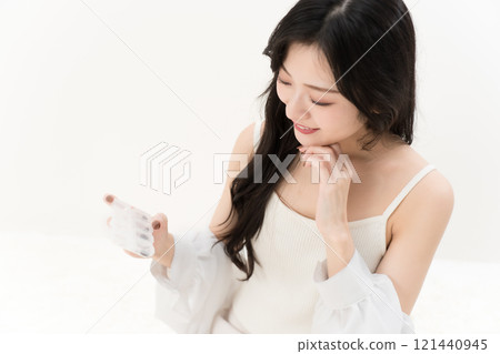 拿著補充箱的年輕女子 拿著補充箱的年輕女子 121440945