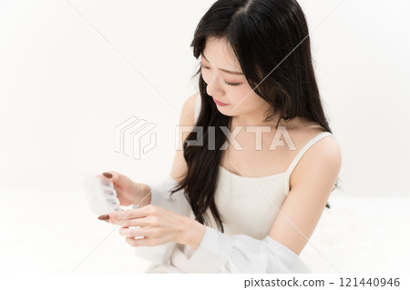 拿著補充箱的年輕女子 拿著補充箱的年輕女子 121440946