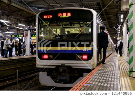 外房線209系2000系列車在千葉站停靠 外房線209系2000系列車在千葉站停靠 121440996