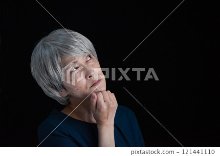 灰髮老婦靠在下巴擔心 121441110