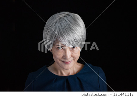 一位灰白頭髮的老婦人微笑著 121441112