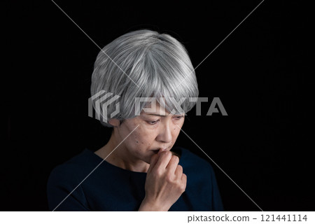 老婦人用手托著下巴思考 121441114