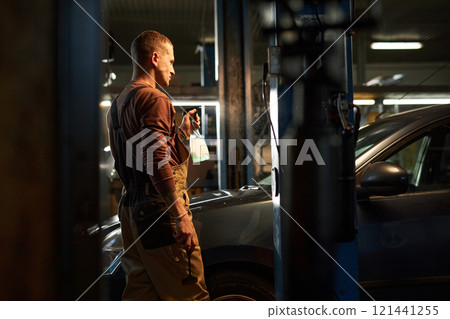 Mechanic Polishing The Automobile In Service Mechanic Polishing The Automobile In Service 121441255