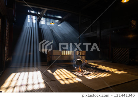 [Light beam material] A winter feature: The light beams of Okutani at Wakihonjin in Tsumago-juku [Nagano Prefecture] 121441340