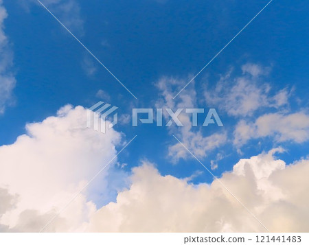 晴朗的天空、陽光、雲彩 晴朗的天空、陽光、雲彩 121441483