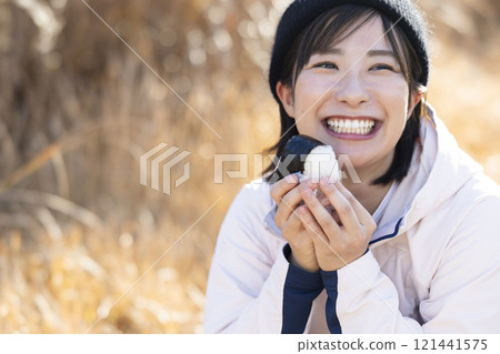 吃米球的婦女 121441575