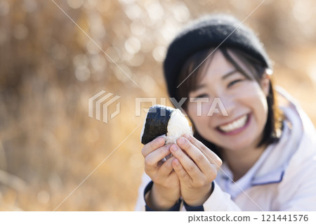 吃米球的婦女 121441576