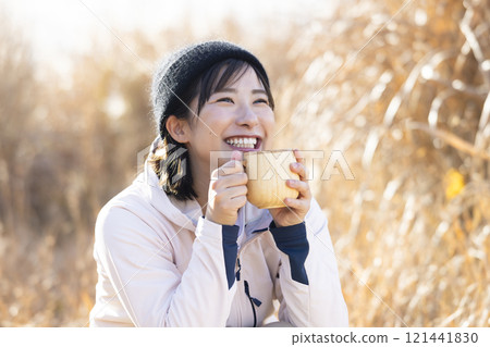 一個女人喝熱咖啡 121441830