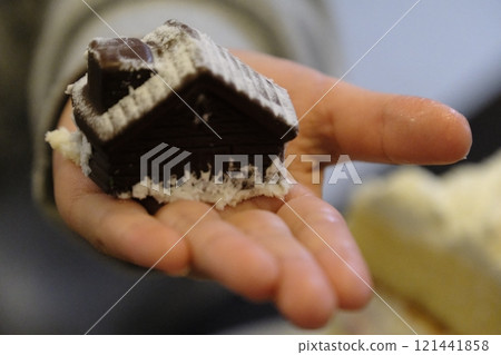 一個小孩手裡拿著自製的巧克力糖 一個小孩手裡拿著自製的巧克力糖 121441858