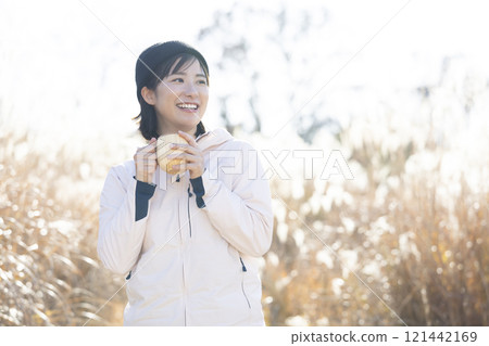 一個女人喝熱咖啡 121442169