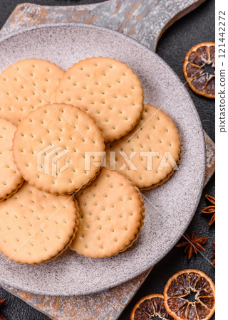 Round dotted snack snack cookies with cream 121442272