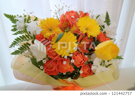 Flower arrangements that will lift your spirits: Vitamin colors 121442757