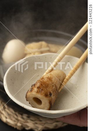 用筷子夾起關東煮 121443216