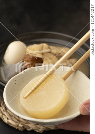 Pick up the oden with chopsticks Pick up the oden with chopsticks 121443217