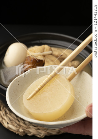 用筷子夾起關東煮 121443218