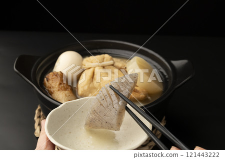 Pick up the oden with chopsticks 121443222