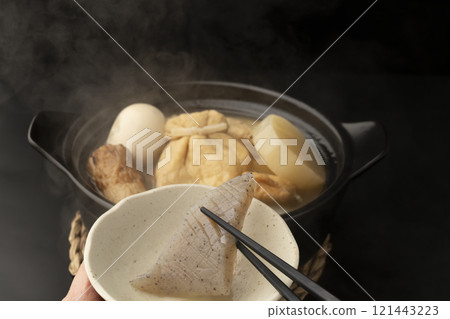 Pick up the oden with chopsticks 121443223