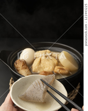 Pick up the oden with chopsticks 121443225
