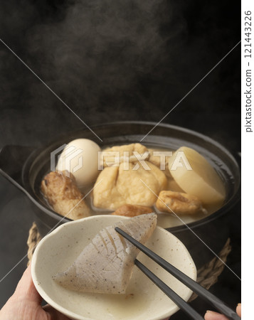 Pick up the oden with chopsticks 121443226