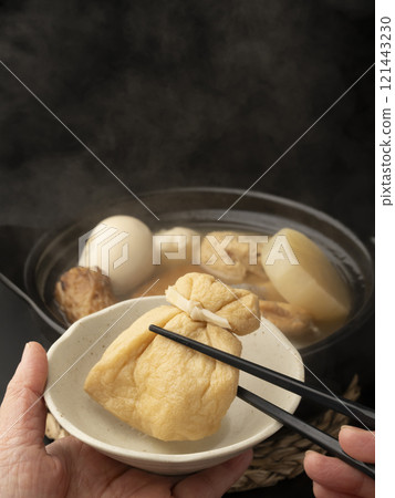 用筷子夾起關東煮 121443230