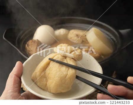Pick up the oden with chopsticks 121443233