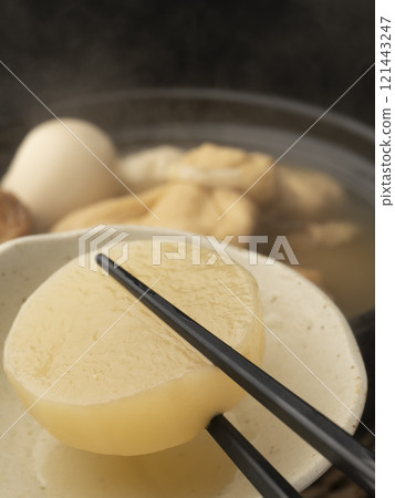用筷子夾起關東煮 121443247