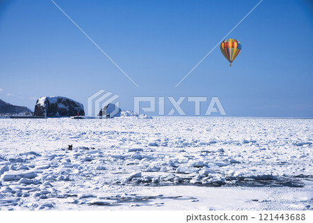 Balloons floating above the drift ice of the Sea of Okhotsk 121443688