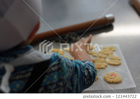 孩子正在製作餅乾模具 121443722