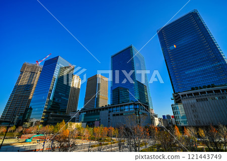 與藍天和摩天大樓的城市景觀 與藍天和摩天大樓的城市景觀 121443749