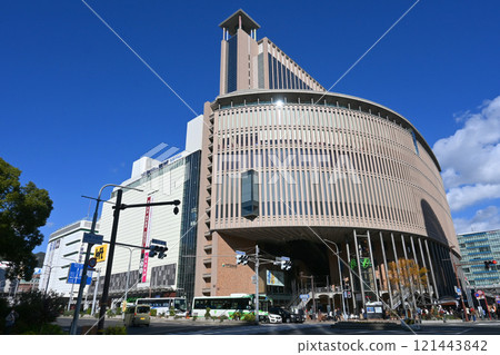 神戶市中央區三宮的神戶國際會議中心與城市景觀 121443842