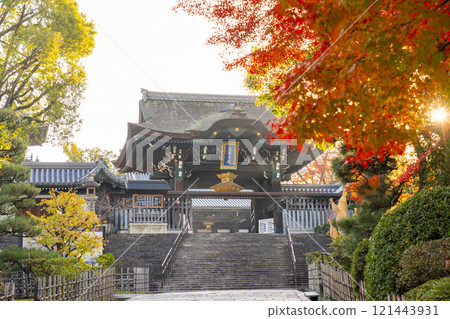 秋天的京都，大谷本廟，正門被秋葉覆蓋 121443931