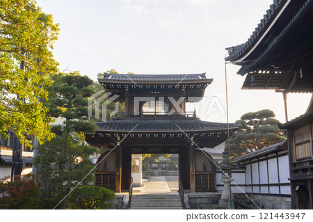 秋天的京都大谷本廟二天門 121443947