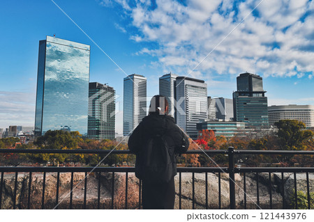 Back view of a woman looking at the cityscape Back view of a woman looking at the cityscape 121443976