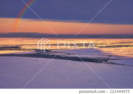 A winter spectacle: a rainbow over drift ice in the Sea of Okhotsk 121444075