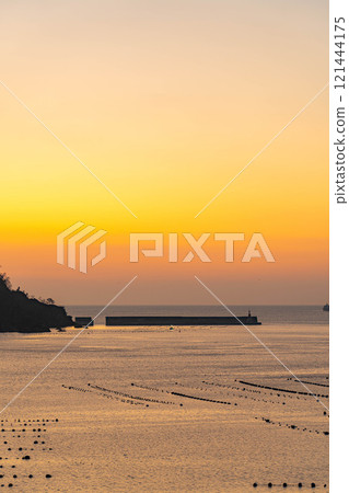 [Port material] Sunrise at Ofunato Bay [Iwate Prefecture] 121444175