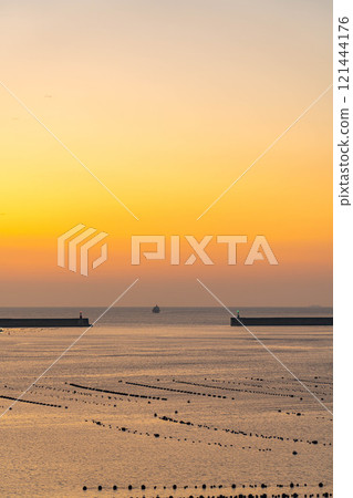 [Port material] Sunrise at Ofunato Bay [Iwate Prefecture] 121444176