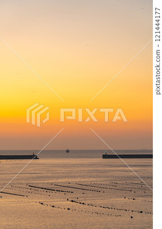 [Port material] Sunrise at Ofunato Bay [Iwate Prefecture] 121444177
