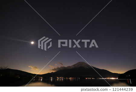 黎明時分富士山的壯麗景色 黎明時分富士山的壯麗景色 121444239
