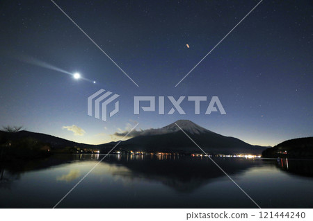 黎明時分富士山的壯麗景色 黎明時分富士山的壯麗景色 121444240