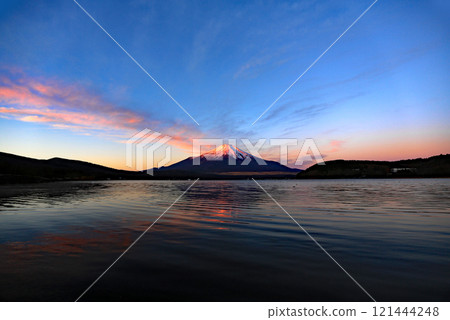 黎明時分富士山的壯麗景色 121444248