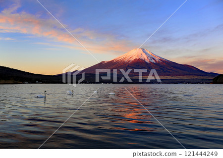黎明時分富士山的壯麗景色 黎明時分富士山的壯麗景色 121444249