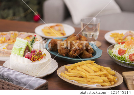 A sumptuous meal on the table at a Christmas party 121445114