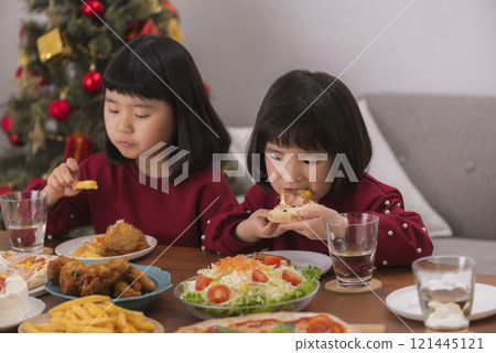 聖誕餐桌旁的幸福家庭時光 121445121