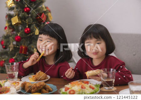 Happy family moments around the Christmas dinner table 121445122
