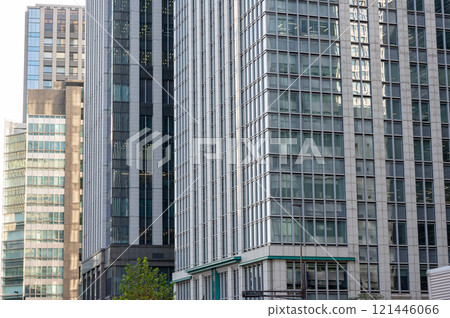 看摩天大樓的辦公室鎮的風景 看摩天大樓的辦公室鎮的風景 121446066