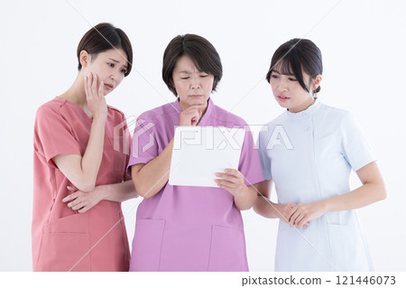 護士在醫生辦公室等處坐在一起進行演示或開會的圖像。 護士在醫生辦公室等處坐在一起進行演示或開會的圖像。 121446073
