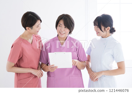 Nurses are lined up side by side in a medical department, handing over information and holding meetings, providing guidance, training for new recruits, etc. Nurses are lined up side by side in a medical department, handing over information and holding meetings, providing guidance, training for new recruits, etc. 121446076